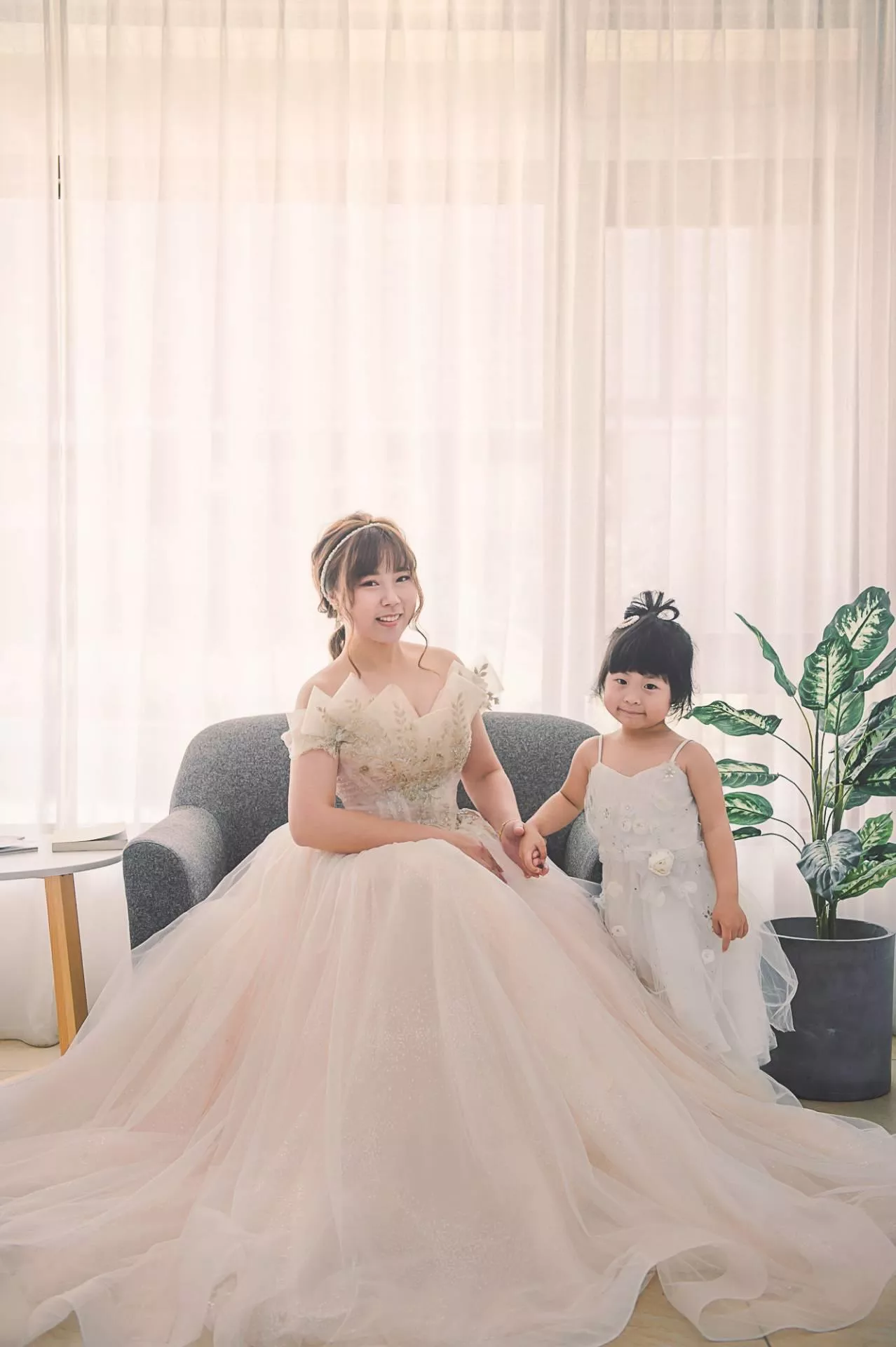 翎-全家福照-婚紗攝影照-婚紗攝影照手工婚紗禮服出租婚紗攝影照-婚紗攝影照-桃園婚紗攝影照W21禮服出租婚紗包套桃園推薦婚紗店新娘秘書新秘新密閨蜜寫真照全家福照桃園韓國韓式婚紗桃園CP值高的婚紗桃園自助婚紗美式婚紗雜誌婚紗電影婚紗56-翎-全家福照(5號攝影師)
