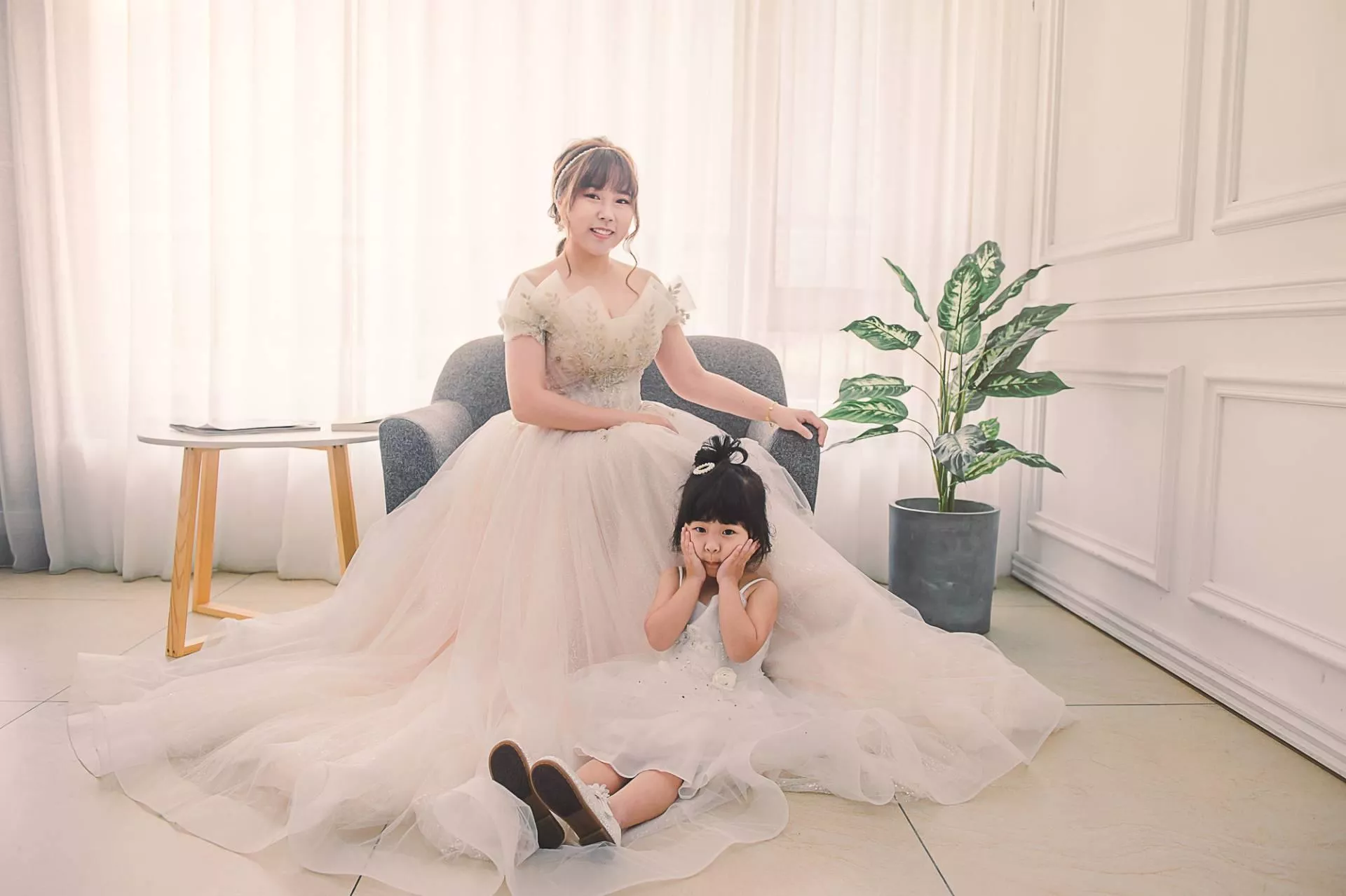 翎-全家福照-婚紗攝影照-婚紗攝影照手工婚紗禮服出租婚紗攝影照-婚紗攝影照-桃園婚紗攝影照W21禮服出租婚紗包套桃園推薦婚紗店新娘秘書新秘新密閨蜜寫真照全家福照桃園韓國韓式婚紗桃園CP值高的婚紗桃園自助婚紗美式婚紗雜誌婚紗電影婚紗57-翎-全家福照(5號攝影師)