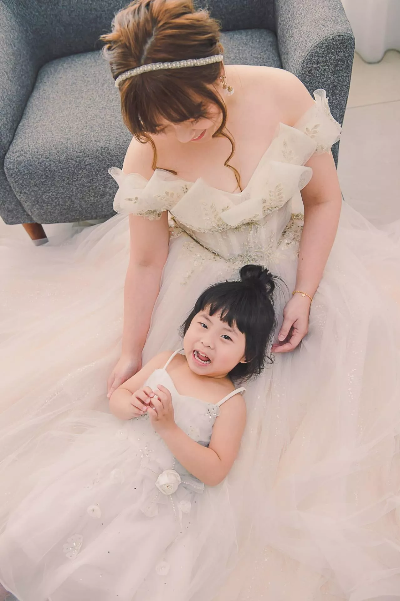 翎-全家福照-婚紗攝影照-婚紗攝影照手工婚紗禮服出租婚紗攝影照-婚紗攝影照-桃園婚紗攝影照W21禮服出租婚紗包套桃園推薦婚紗店新娘秘書新秘新密閨蜜寫真照全家福照桃園韓國韓式婚紗桃園CP值高的婚紗桃園自助婚紗美式婚紗雜誌婚紗電影婚紗58-翎-全家福照(5號攝影師)