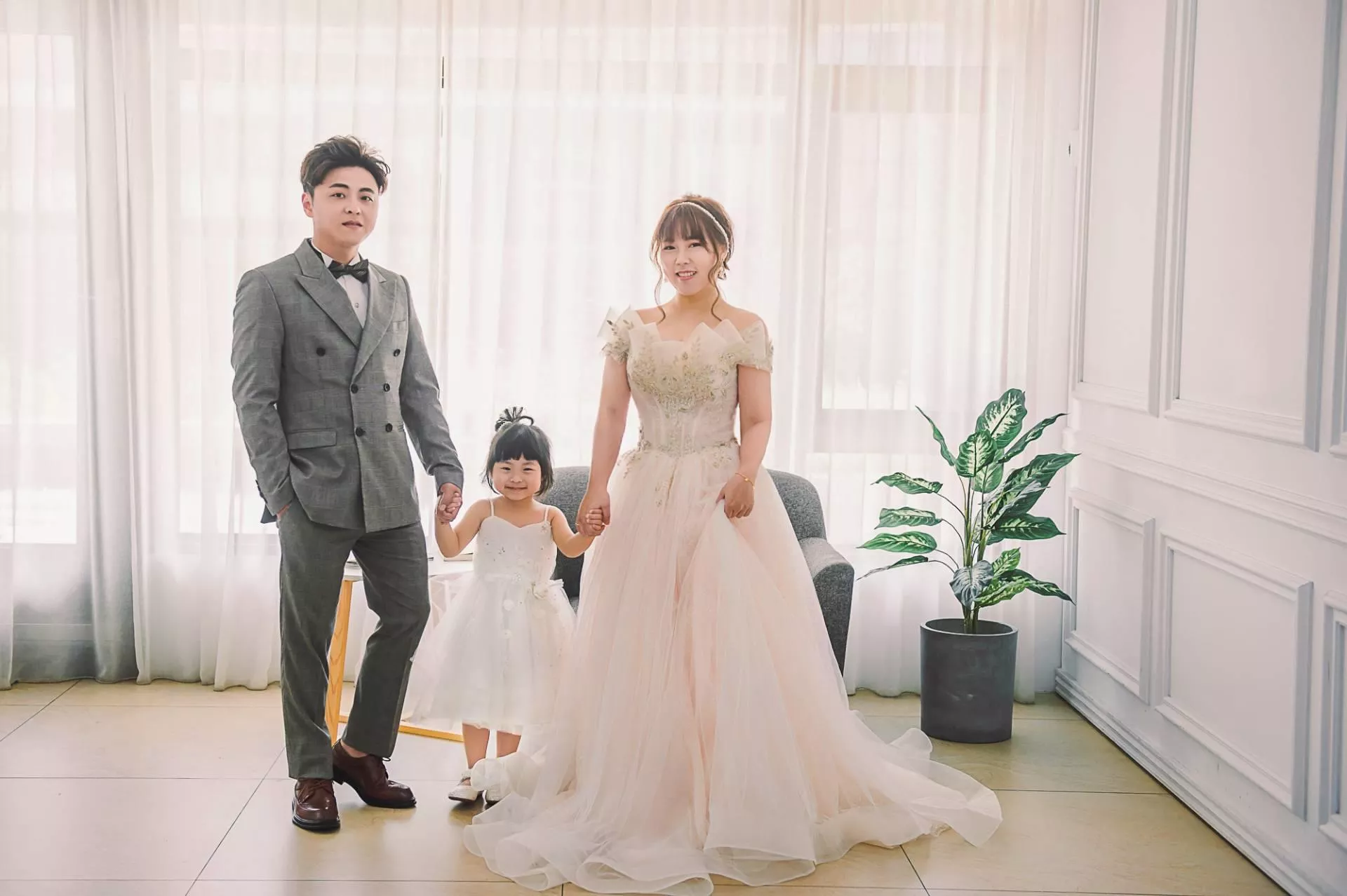 翎-全家福照-婚紗攝影照-婚紗攝影照手工婚紗禮服出租婚紗攝影照-婚紗攝影照-桃園婚紗攝影照W21禮服出租婚紗包套桃園推薦婚紗店新娘秘書新秘新密閨蜜寫真照全家福照桃園韓國韓式婚紗桃園CP值高的婚紗桃園自助婚紗美式婚紗雜誌婚紗電影婚紗59-翎-全家福照(5號攝影師)