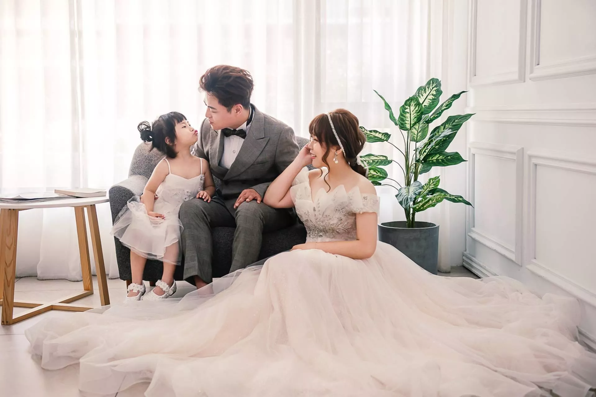 翎-全家福照-婚紗攝影照-婚紗攝影照手工婚紗禮服出租婚紗攝影照-婚紗攝影照-桃園婚紗攝影照W21禮服出租婚紗包套桃園推薦婚紗店新娘秘書新秘新密閨蜜寫真照全家福照桃園韓國韓式婚紗桃園CP值高的婚紗桃園自助婚紗美式婚紗雜誌婚紗電影婚紗60-翎-全家福照(5號攝影師)