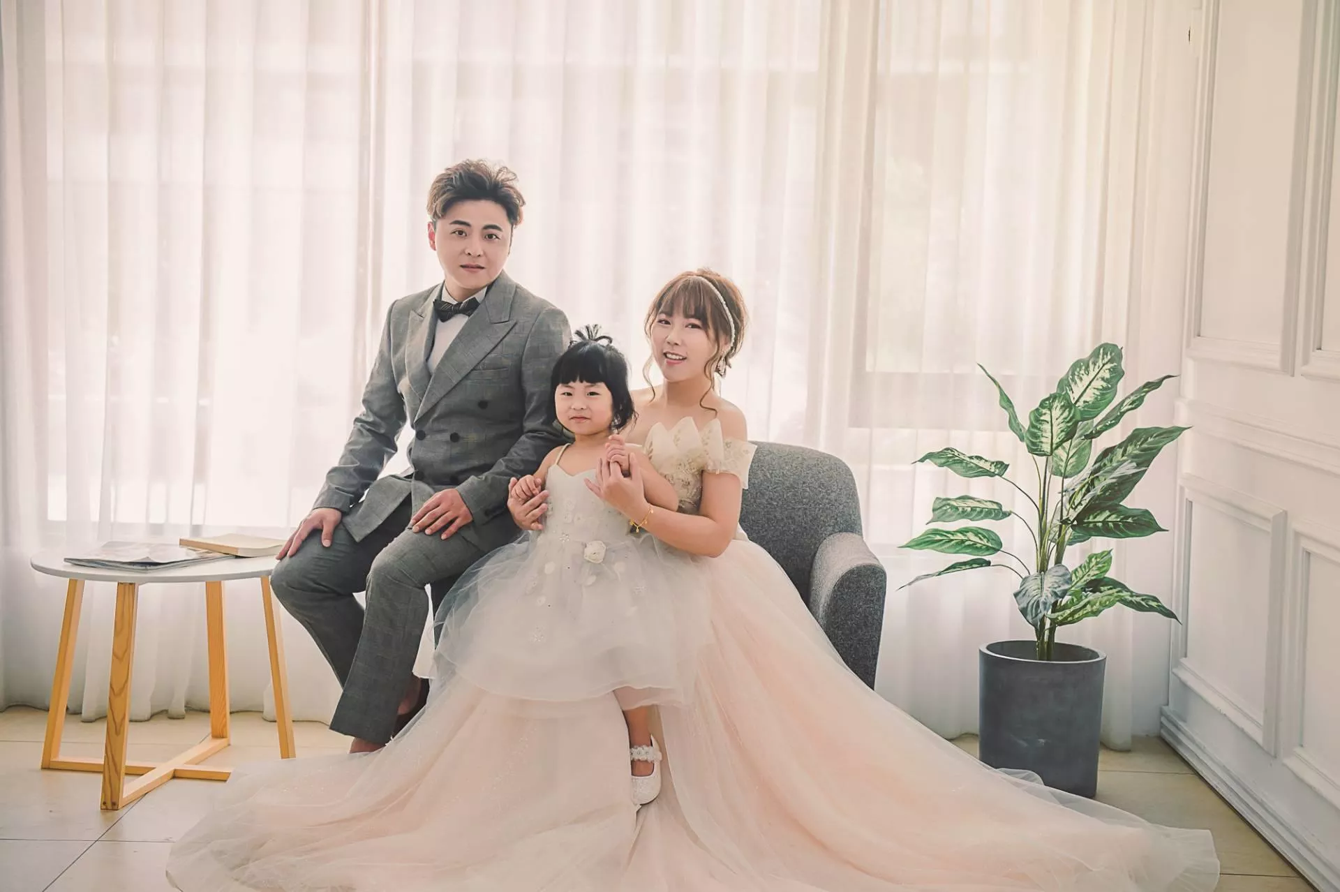 翎-全家福照-婚紗攝影照-婚紗攝影照手工婚紗禮服出租婚紗攝影照-婚紗攝影照-桃園婚紗攝影照W21禮服出租婚紗包套桃園推薦婚紗店新娘秘書新秘新密閨蜜寫真照全家福照桃園韓國韓式婚紗桃園CP值高的婚紗桃園自助婚紗美式婚紗雜誌婚紗電影婚紗61-翎-全家福照(5號攝影師)