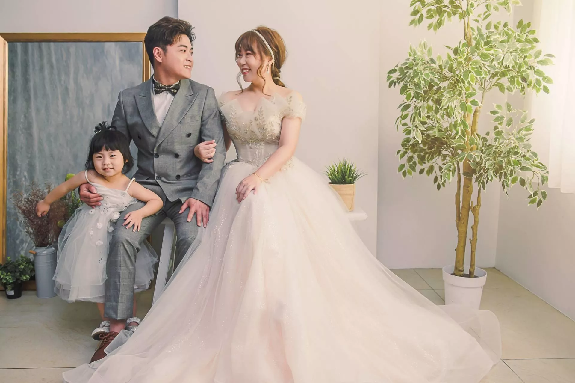 翎-全家福照-婚紗攝影照-婚紗攝影照手工婚紗禮服出租婚紗攝影照-婚紗攝影照-桃園婚紗攝影照W21禮服出租婚紗包套桃園推薦婚紗店新娘秘書新秘新密閨蜜寫真照全家福照桃園韓國韓式婚紗桃園CP值高的婚紗桃園自助婚紗美式婚紗雜誌婚紗電影婚紗65-翎-全家福照(5號攝影師)