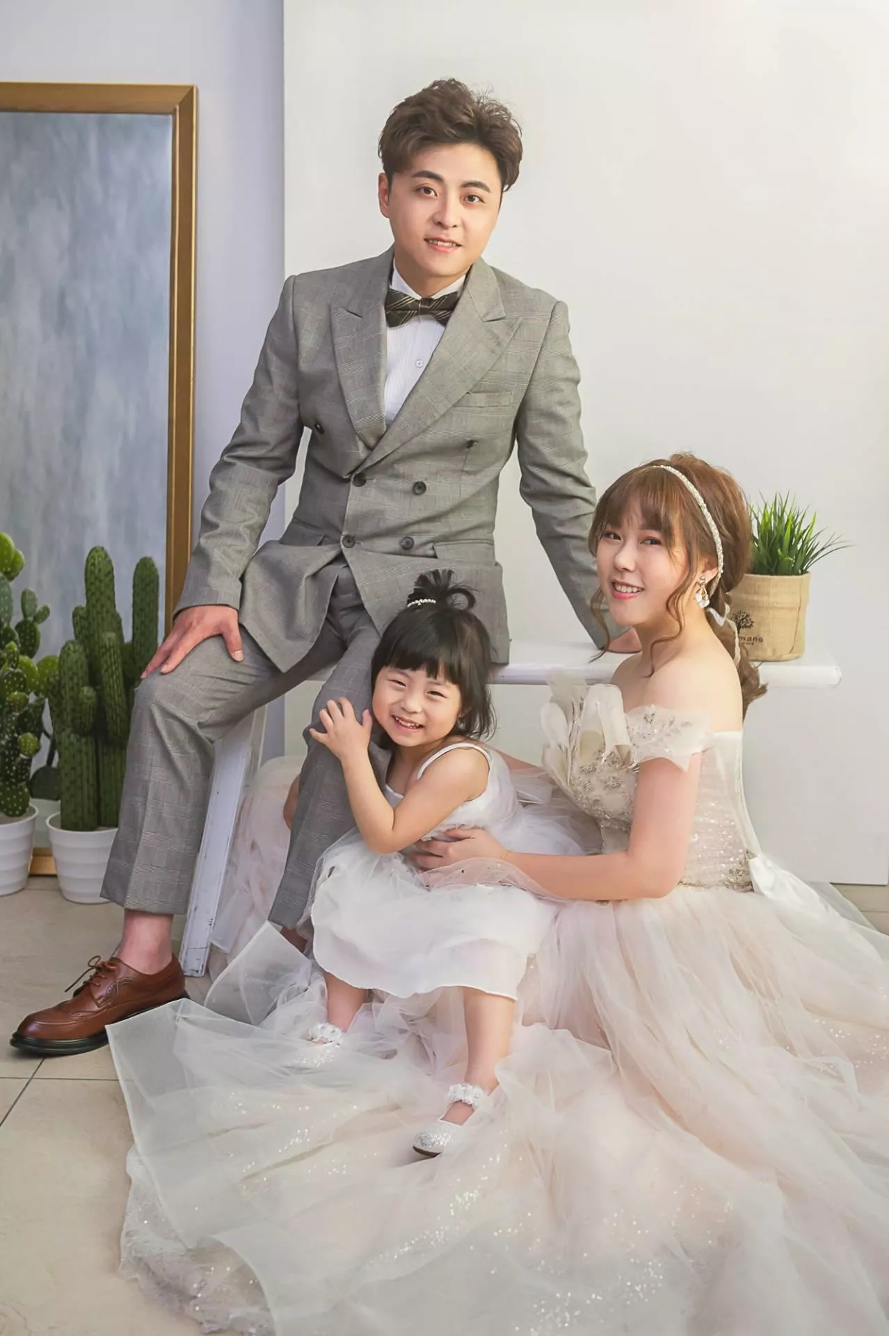翎-全家福照-婚紗攝影照-婚紗攝影照手工婚紗禮服出租婚紗攝影照-婚紗攝影照-桃園婚紗攝影照W21禮服出租婚紗包套桃園推薦婚紗店新娘秘書新秘新密閨蜜寫真照全家福照桃園韓國韓式婚紗桃園CP值高的婚紗桃園自助婚紗美式婚紗雜誌婚紗電影婚紗67-翎-全家福照(5號攝影師)