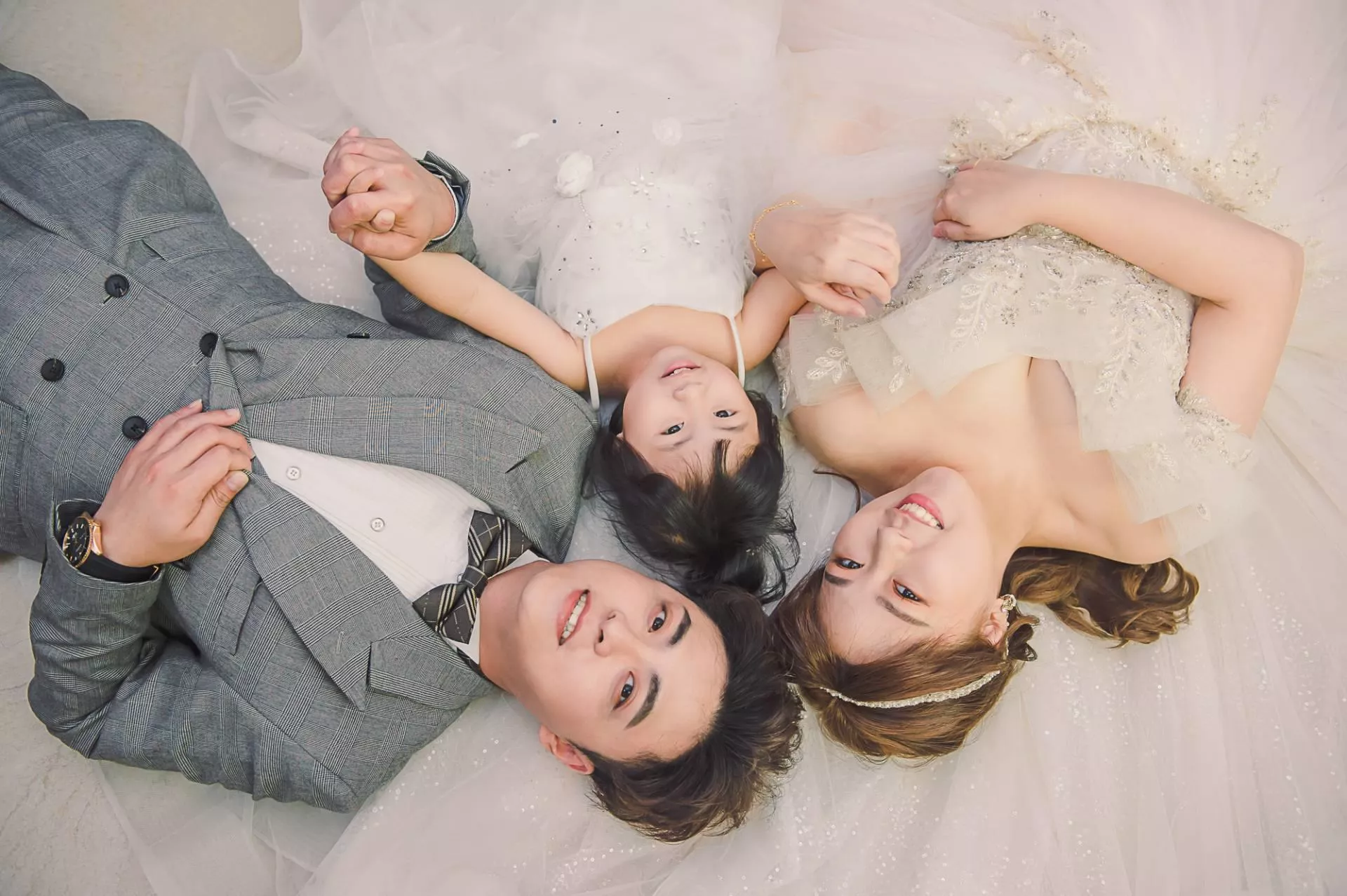 翎-全家福照-婚紗攝影照-婚紗攝影照手工婚紗禮服出租婚紗攝影照-婚紗攝影照-桃園婚紗攝影照W21禮服出租婚紗包套桃園推薦婚紗店新娘秘書新秘新密閨蜜寫真照全家福照桃園韓國韓式婚紗桃園CP值高的婚紗桃園自助婚紗美式婚紗雜誌婚紗電影婚紗68-翎-全家福照(5號攝影師)