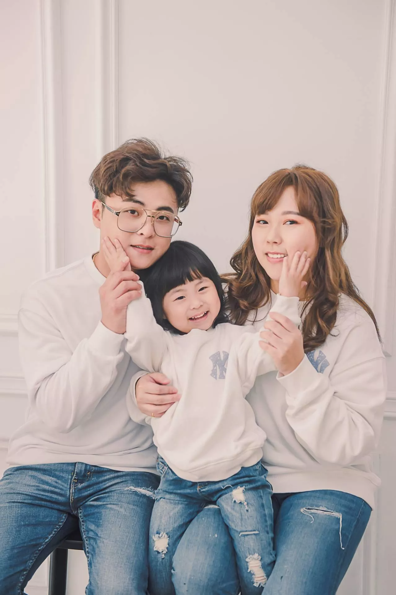 翎-全家福照-婚紗攝影照-婚紗攝影照手工婚紗禮服出租婚紗攝影照-婚紗攝影照-桃園婚紗攝影照W21禮服出租婚紗包套桃園推薦婚紗店新娘秘書新秘新密閨蜜寫真照全家福照桃園韓國韓式婚紗桃園CP值高的婚紗桃園自助婚紗美式婚紗雜誌婚紗電影婚紗71-翎-全家福照(5號攝影師)