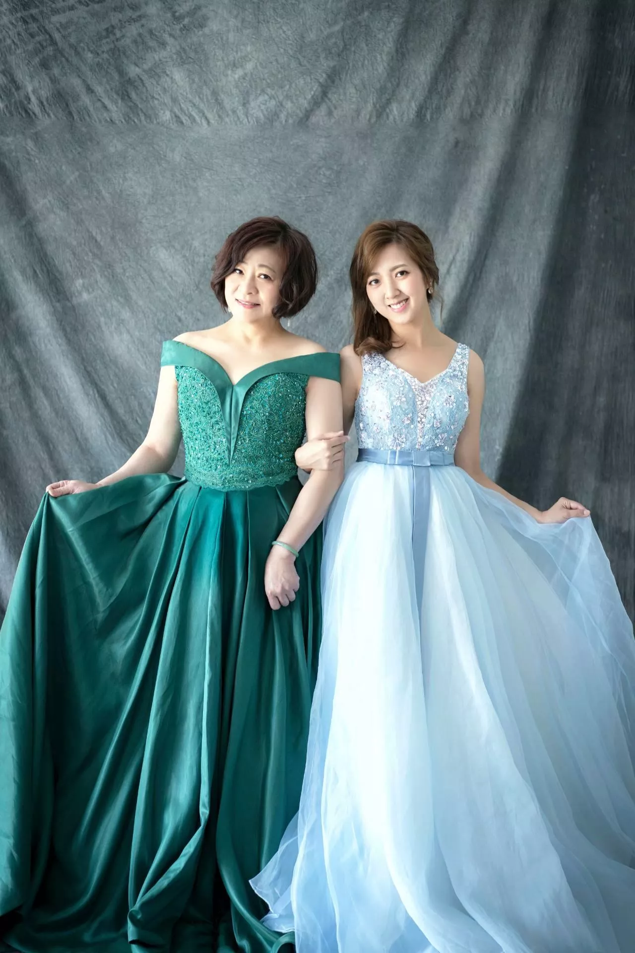 毓-全家福照-婚紗攝影照-婚紗攝影照手工婚紗禮服出租婚紗攝影照-婚紗攝影照-桃園婚紗攝影照W21禮服出租婚紗包套桃園推薦婚紗店新娘秘書新秘新密閨蜜寫真照全家福照桃園韓國韓式婚紗桃園CP值高的婚紗桃園自助婚紗美式婚紗雜誌婚紗電影婚紗67-毓-全家福照(1號攝影師)