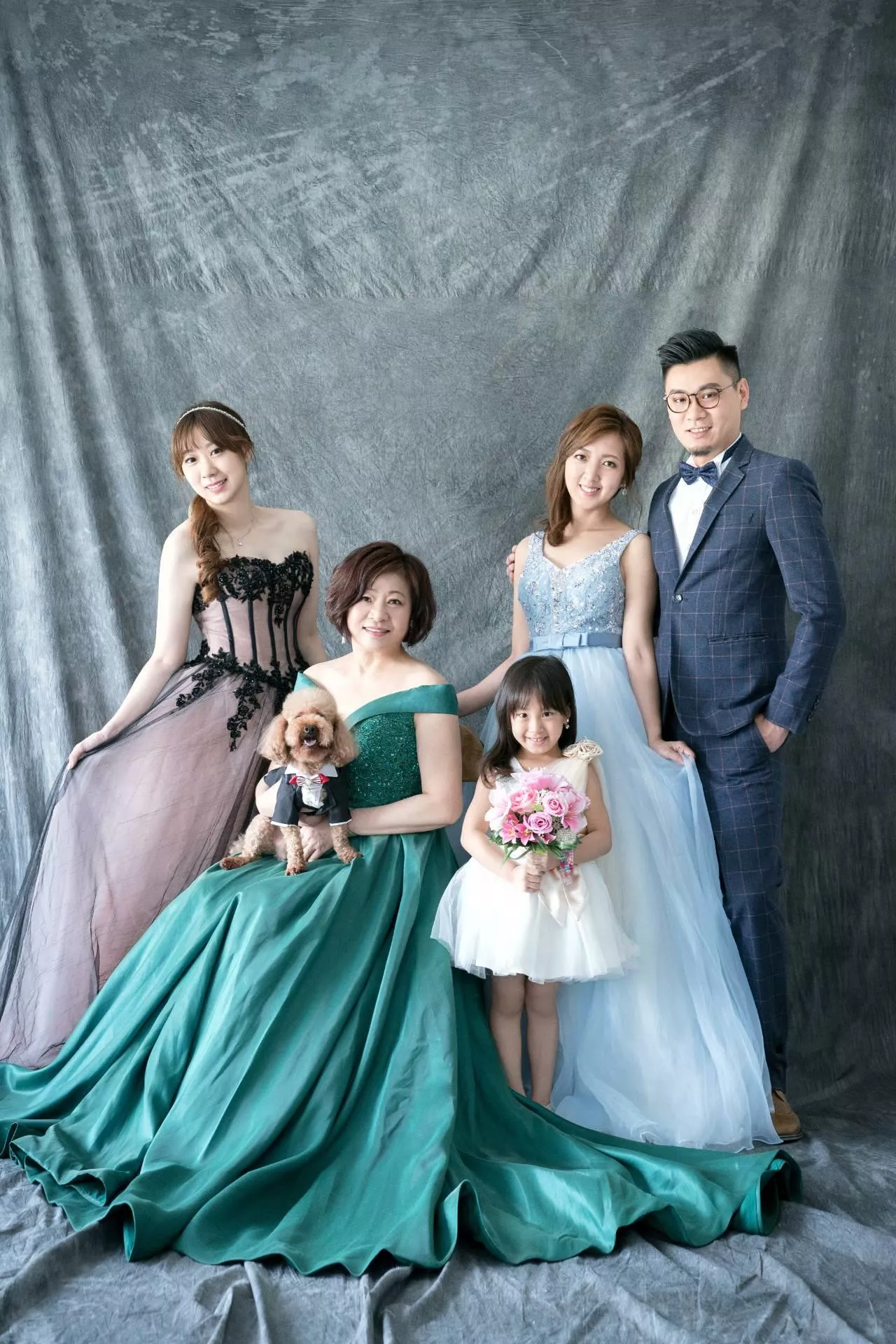 毓-全家福照-婚紗攝影照-婚紗攝影照手工婚紗禮服出租婚紗攝影照-婚紗攝影照-桃園婚紗攝影照W21禮服出租婚紗包套桃園推薦婚紗店新娘秘書新秘新密閨蜜寫真照全家福照桃園韓國韓式婚紗桃園CP值高的婚紗桃園自助婚紗美式婚紗雜誌婚紗電影婚紗70-毓-全家福照(1號攝影師)