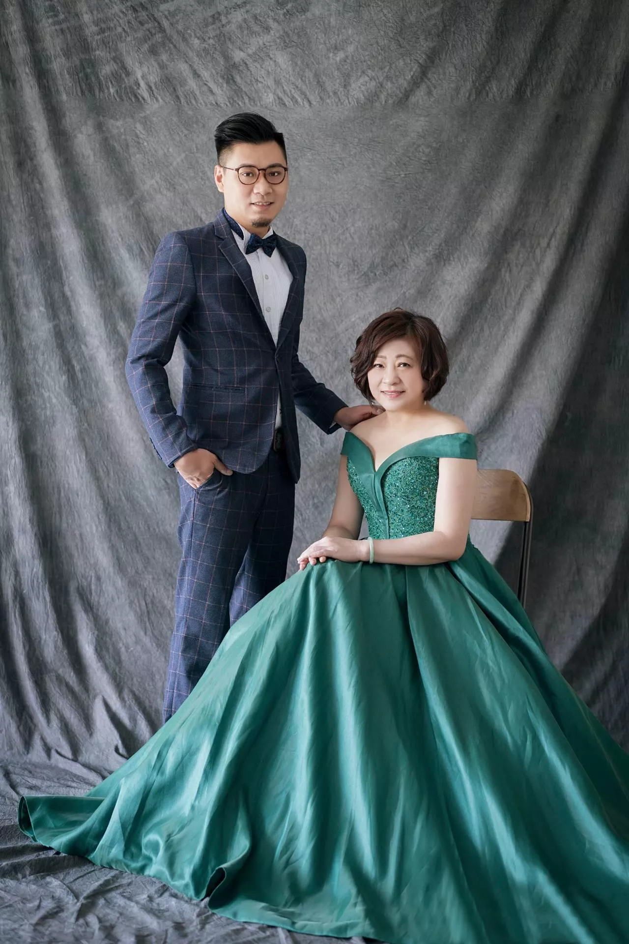 毓-全家福照-婚紗攝影照-婚紗攝影照手工婚紗禮服出租婚紗攝影照-婚紗攝影照-桃園婚紗攝影照W21禮服出租婚紗包套桃園推薦婚紗店新娘秘書新秘新密閨蜜寫真照全家福照桃園韓國韓式婚紗桃園CP值高的婚紗桃園自助婚紗美式婚紗雜誌婚紗電影婚紗73-毓-全家福照(1號攝影師)