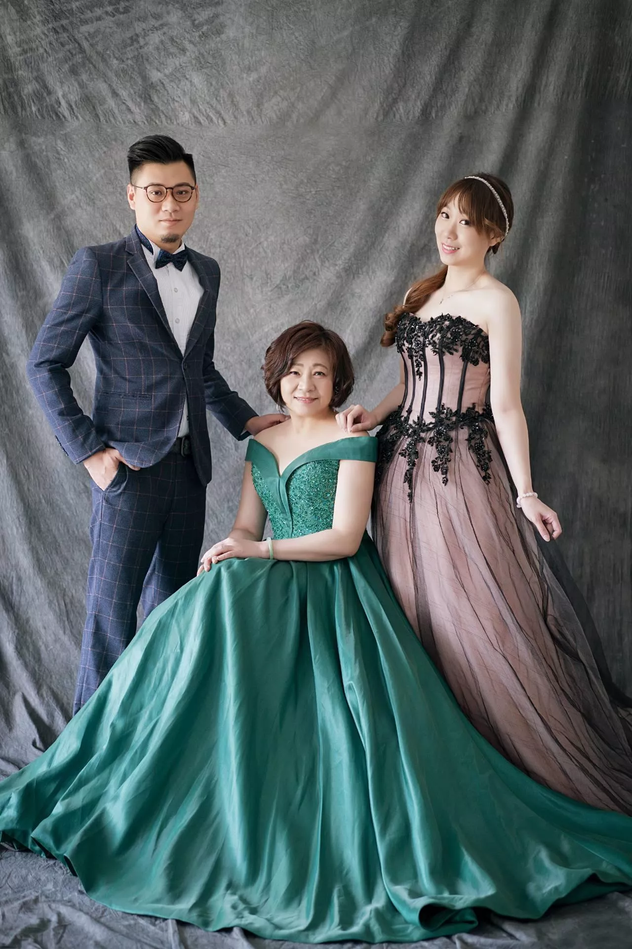 毓-全家福照-婚紗攝影照-婚紗攝影照手工婚紗禮服出租婚紗攝影照-婚紗攝影照-桃園婚紗攝影照W21禮服出租婚紗包套桃園推薦婚紗店新娘秘書新秘新密閨蜜寫真照全家福照桃園韓國韓式婚紗桃園CP值高的婚紗桃園自助婚紗美式婚紗雜誌婚紗電影婚紗74-毓-全家福照(1號攝影師)