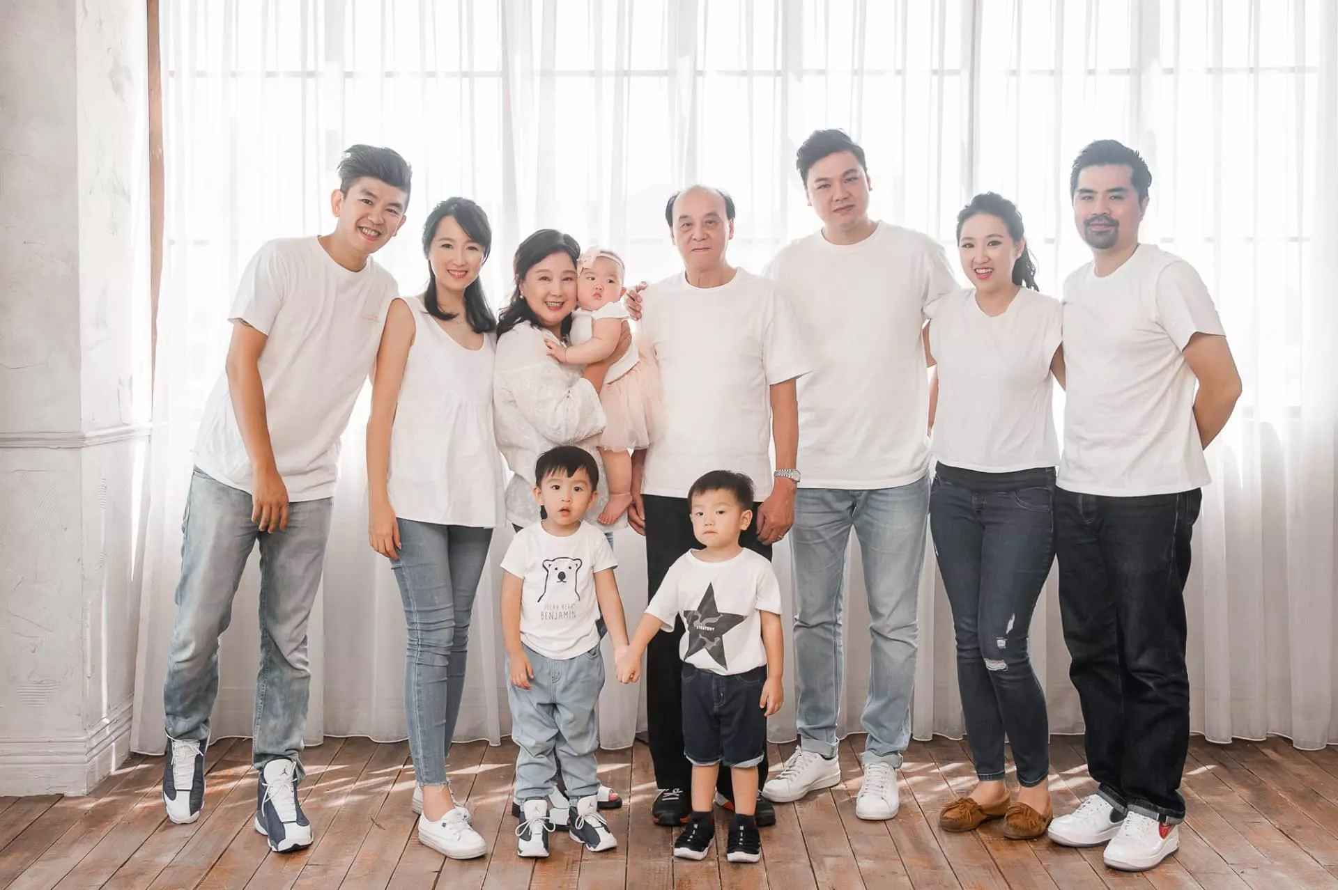 玫君-全家福婚紗攝影照-婚紗攝影照手工婚紗禮服出租婚紗攝影照-婚紗攝影照-桃園婚紗攝影照W21禮服出租婚紗包套桃園推薦婚紗店新娘秘書新秘新密閨蜜寫真照全家福照桃園韓國韓式婚紗桃園CP值高的婚紗桃園自助婚紗美式婚紗雜誌婚紗電影婚紗2-君-全家福照(5號攝影師)