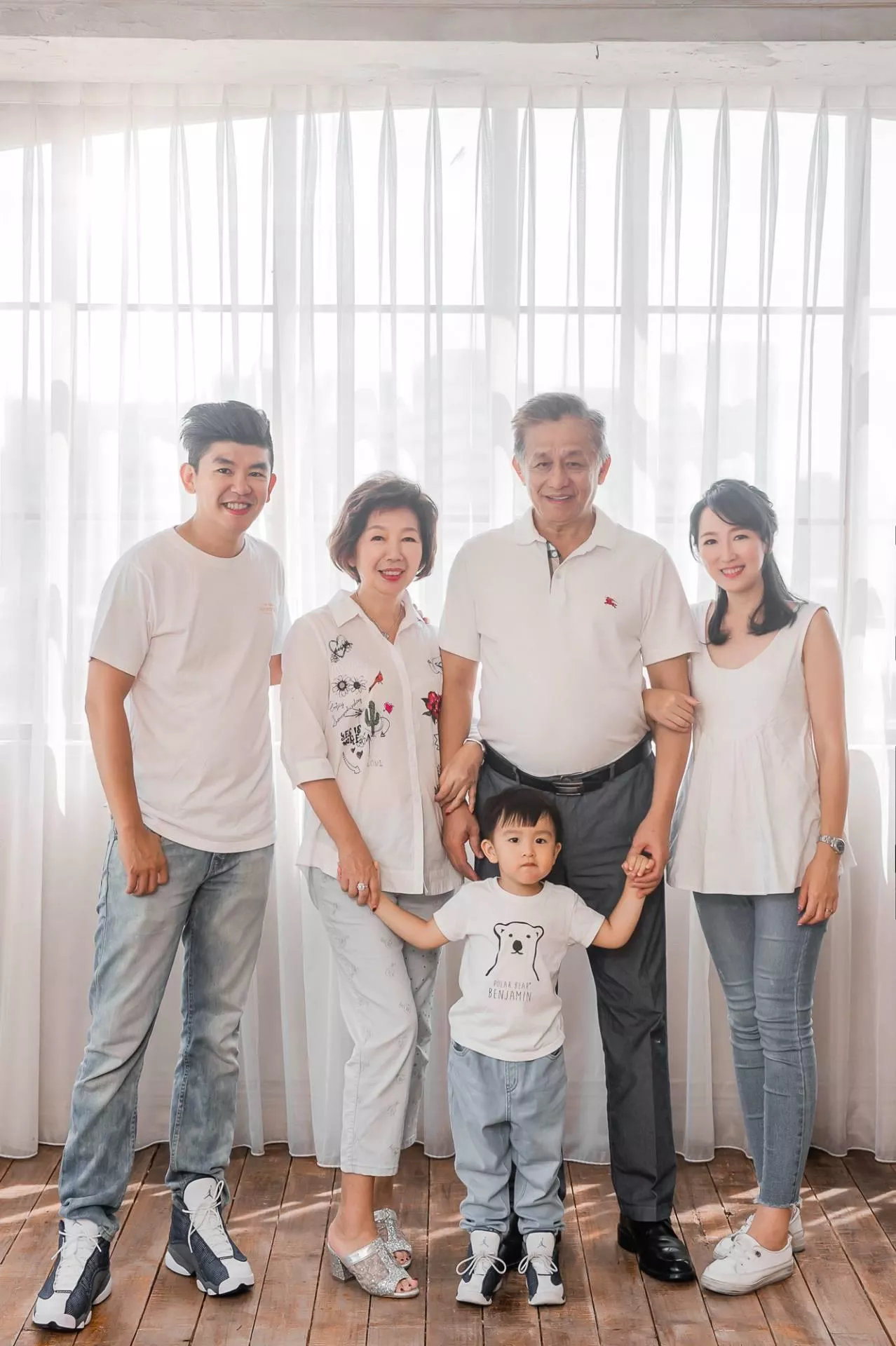 玫君-全家福婚紗攝影照-婚紗攝影照手工婚紗禮服出租婚紗攝影照-婚紗攝影照-桃園婚紗攝影照W21禮服出租婚紗包套桃園推薦婚紗店新娘秘書新秘新密閨蜜寫真照全家福照桃園韓國韓式婚紗桃園CP值高的婚紗桃園自助婚紗美式婚紗雜誌婚紗電影婚紗3-君-全家福照(5號攝影師)