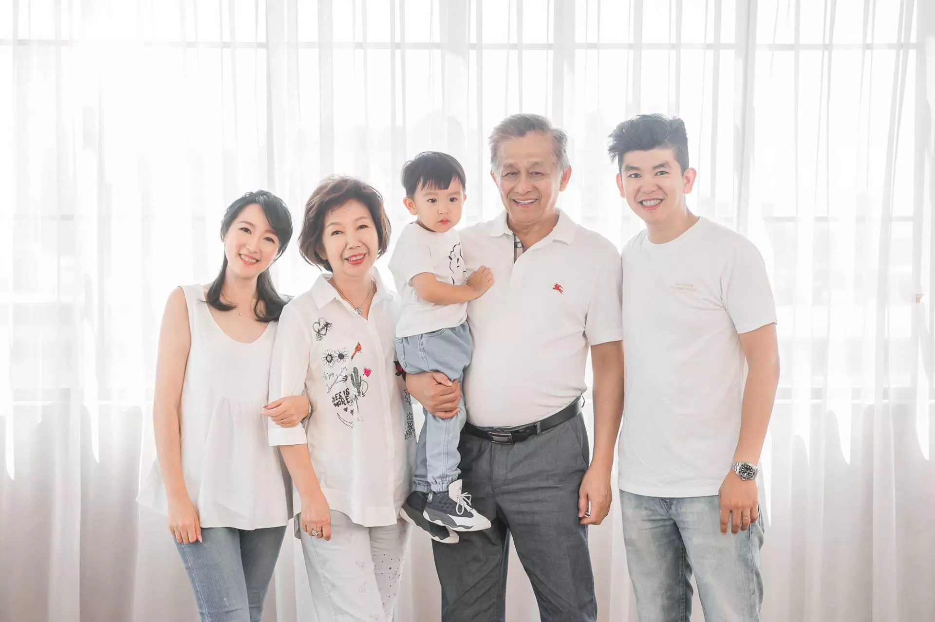 玫君-全家福婚紗攝影照-婚紗攝影照手工婚紗禮服出租婚紗攝影照-婚紗攝影照-桃園婚紗攝影照W21禮服出租婚紗包套桃園推薦婚紗店新娘秘書新秘新密閨蜜寫真照全家福照桃園韓國韓式婚紗桃園CP值高的婚紗桃園自助婚紗美式婚紗雜誌婚紗電影婚紗4-君-全家福照(5號攝影師)