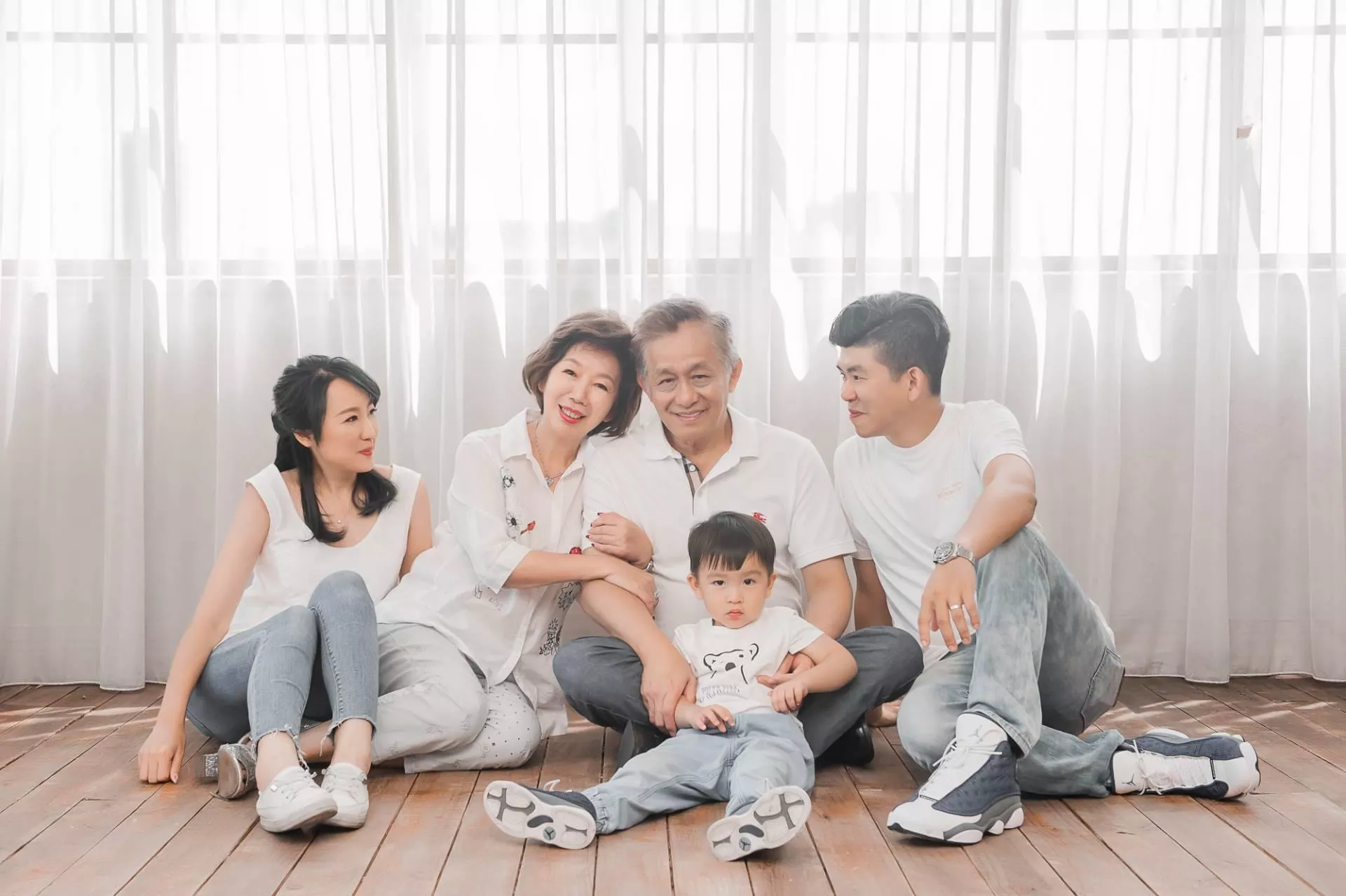 玫君-全家福婚紗攝影照-婚紗攝影照手工婚紗禮服出租婚紗攝影照-婚紗攝影照-桃園婚紗攝影照W21禮服出租婚紗包套桃園推薦婚紗店新娘秘書新秘新密閨蜜寫真照全家福照桃園韓國韓式婚紗桃園CP值高的婚紗桃園自助婚紗美式婚紗雜誌婚紗電影婚紗5-君-全家福照(5號攝影師)