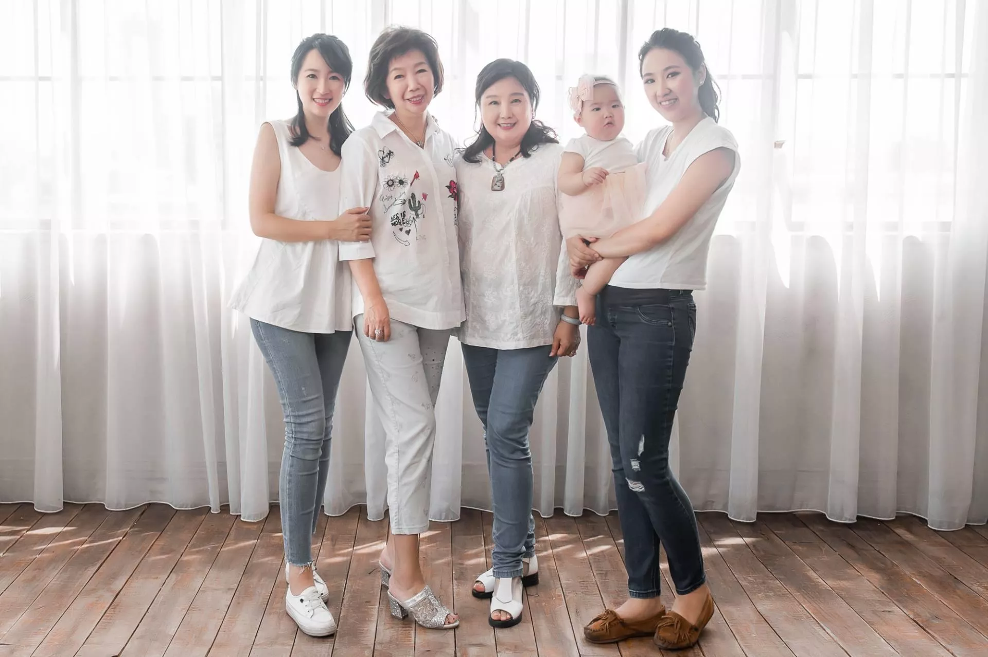 玫君-全家福婚紗攝影照-婚紗攝影照手工婚紗禮服出租婚紗攝影照-婚紗攝影照-桃園婚紗攝影照W21禮服出租婚紗包套桃園推薦婚紗店新娘秘書新秘新密閨蜜寫真照全家福照桃園韓國韓式婚紗桃園CP值高的婚紗桃園自助婚紗美式婚紗雜誌婚紗電影婚紗6-君-全家福照(5號攝影師)