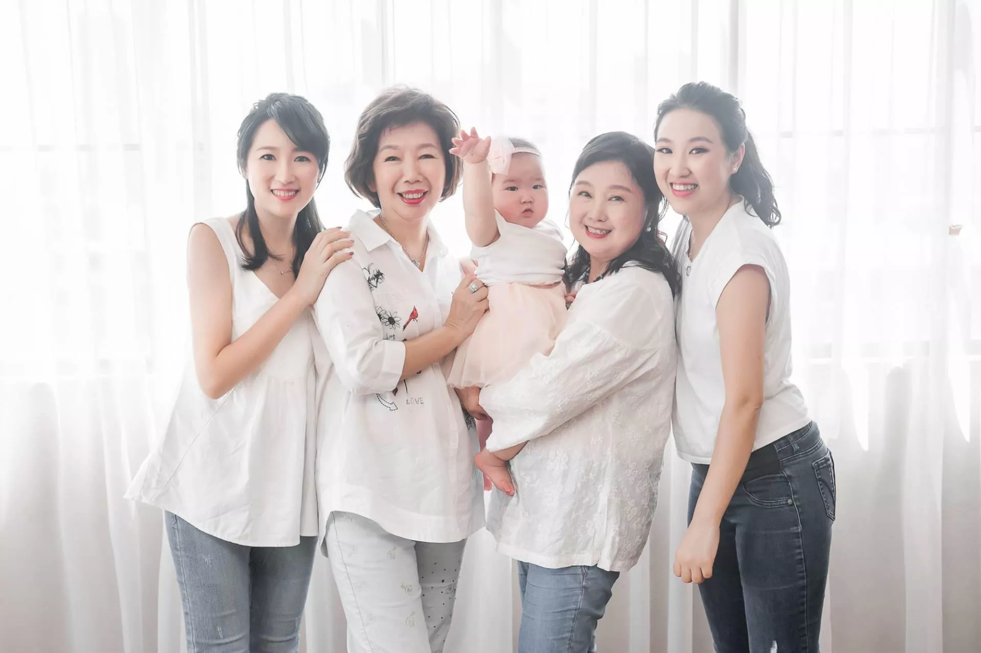 玫君-全家福婚紗攝影照-婚紗攝影照手工婚紗禮服出租婚紗攝影照-婚紗攝影照-桃園婚紗攝影照W21禮服出租婚紗包套桃園推薦婚紗店新娘秘書新秘新密閨蜜寫真照全家福照桃園韓國韓式婚紗桃園CP值高的婚紗桃園自助婚紗美式婚紗雜誌婚紗電影婚紗7-君-全家福照(5號攝影師)