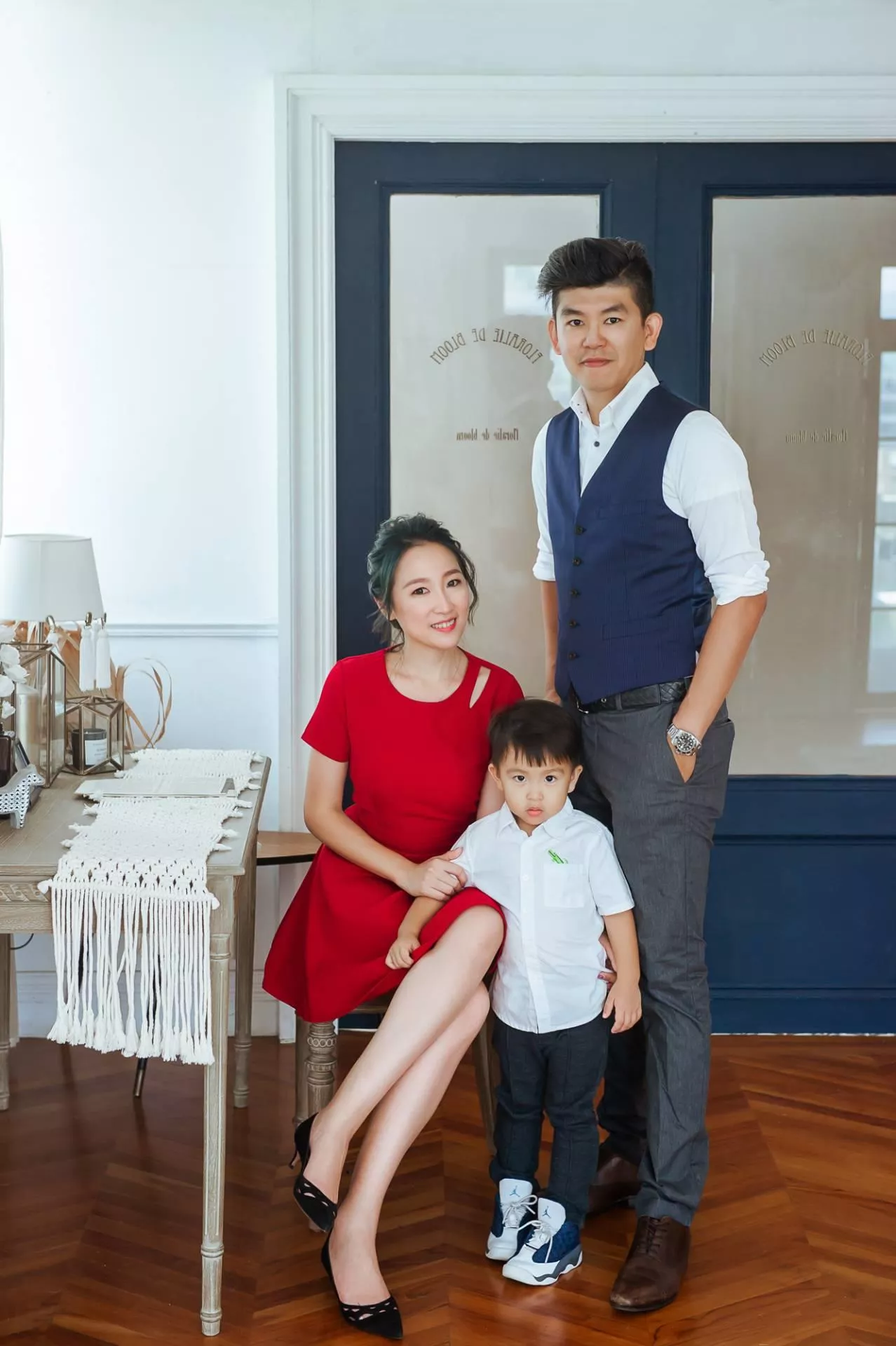 玫君-全家福婚紗攝影照-婚紗攝影照手工婚紗禮服出租婚紗攝影照-婚紗攝影照-桃園婚紗攝影照W21禮服出租婚紗包套桃園推薦婚紗店新娘秘書新秘新密閨蜜寫真照全家福照桃園韓國韓式婚紗桃園CP值高的婚紗桃園自助婚紗美式婚紗雜誌婚紗電影婚紗15-君-全家福照(5號攝影師)