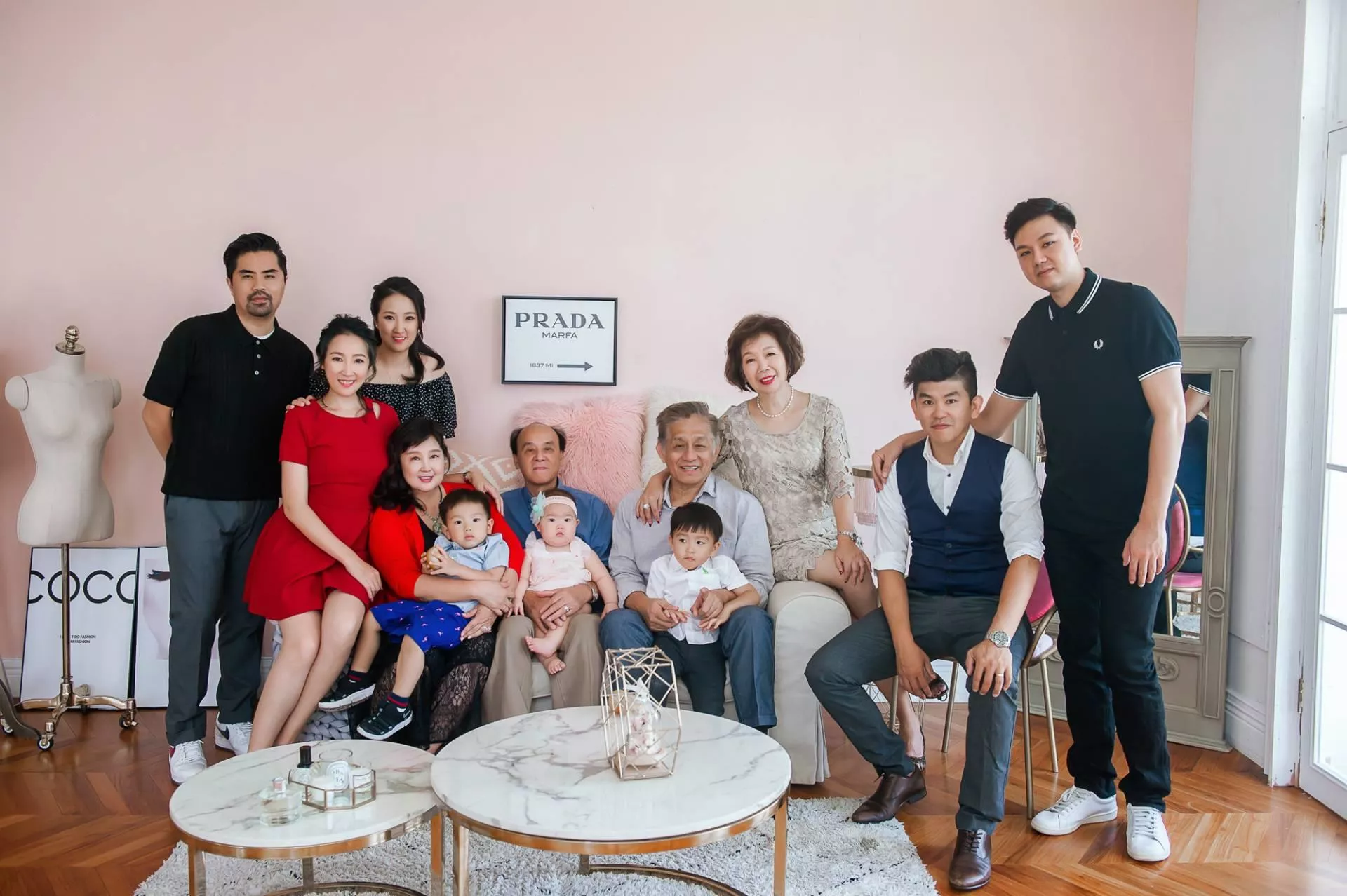 玫君-全家福婚紗攝影照-婚紗攝影照手工婚紗禮服出租婚紗攝影照-婚紗攝影照-桃園婚紗攝影照W21禮服出租婚紗包套桃園推薦婚紗店新娘秘書新秘新密閨蜜寫真照全家福照桃園韓國韓式婚紗桃園CP值高的婚紗桃園自助婚紗美式婚紗雜誌婚紗電影婚紗17-君-全家福照(5號攝影師)