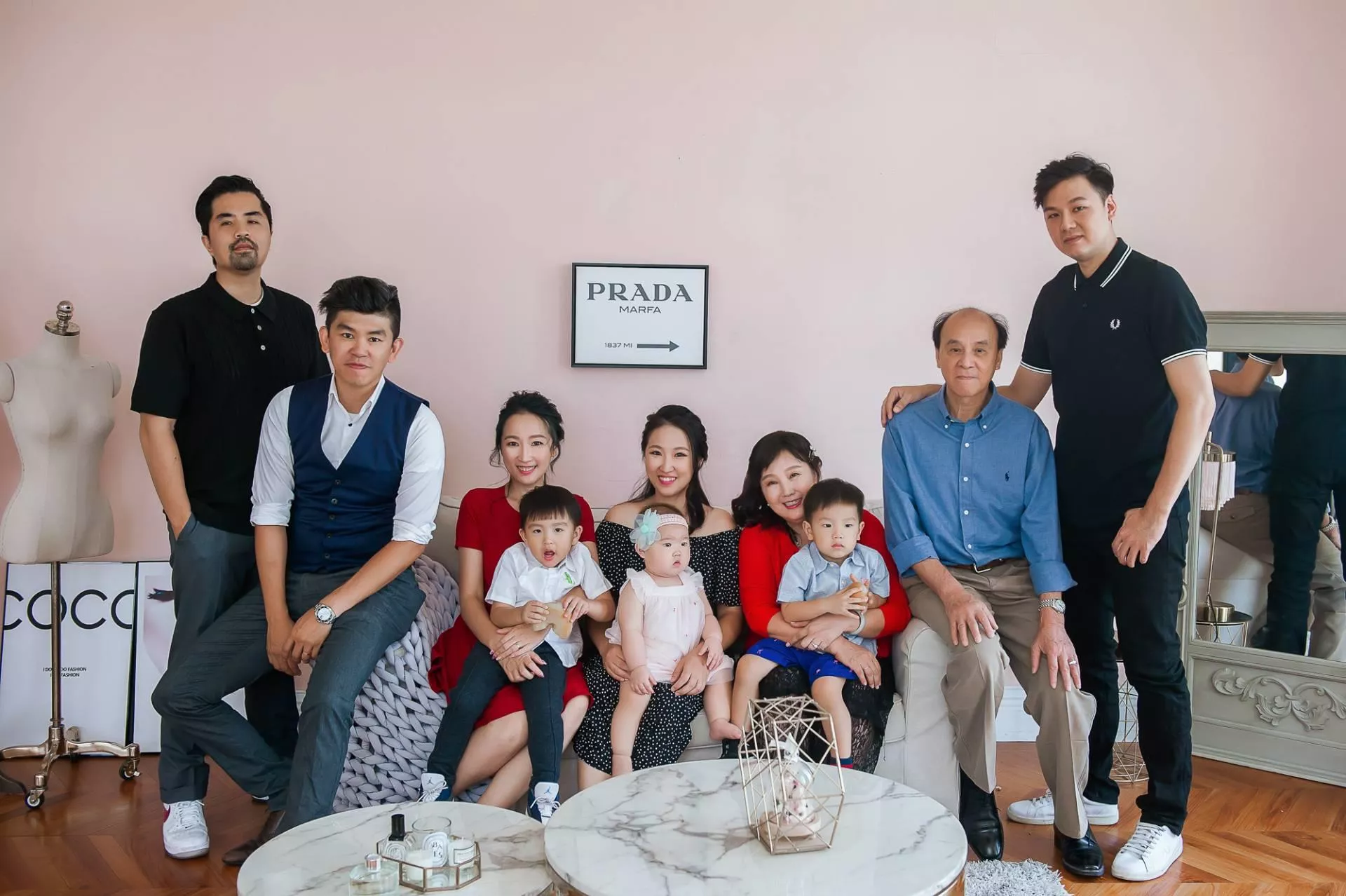 玫君-全家福婚紗攝影照-婚紗攝影照手工婚紗禮服出租婚紗攝影照-婚紗攝影照-桃園婚紗攝影照W21禮服出租婚紗包套桃園推薦婚紗店新娘秘書新秘新密閨蜜寫真照全家福照桃園韓國韓式婚紗桃園CP值高的婚紗桃園自助婚紗美式婚紗雜誌婚紗電影婚紗19-君-全家福照(5號攝影師)