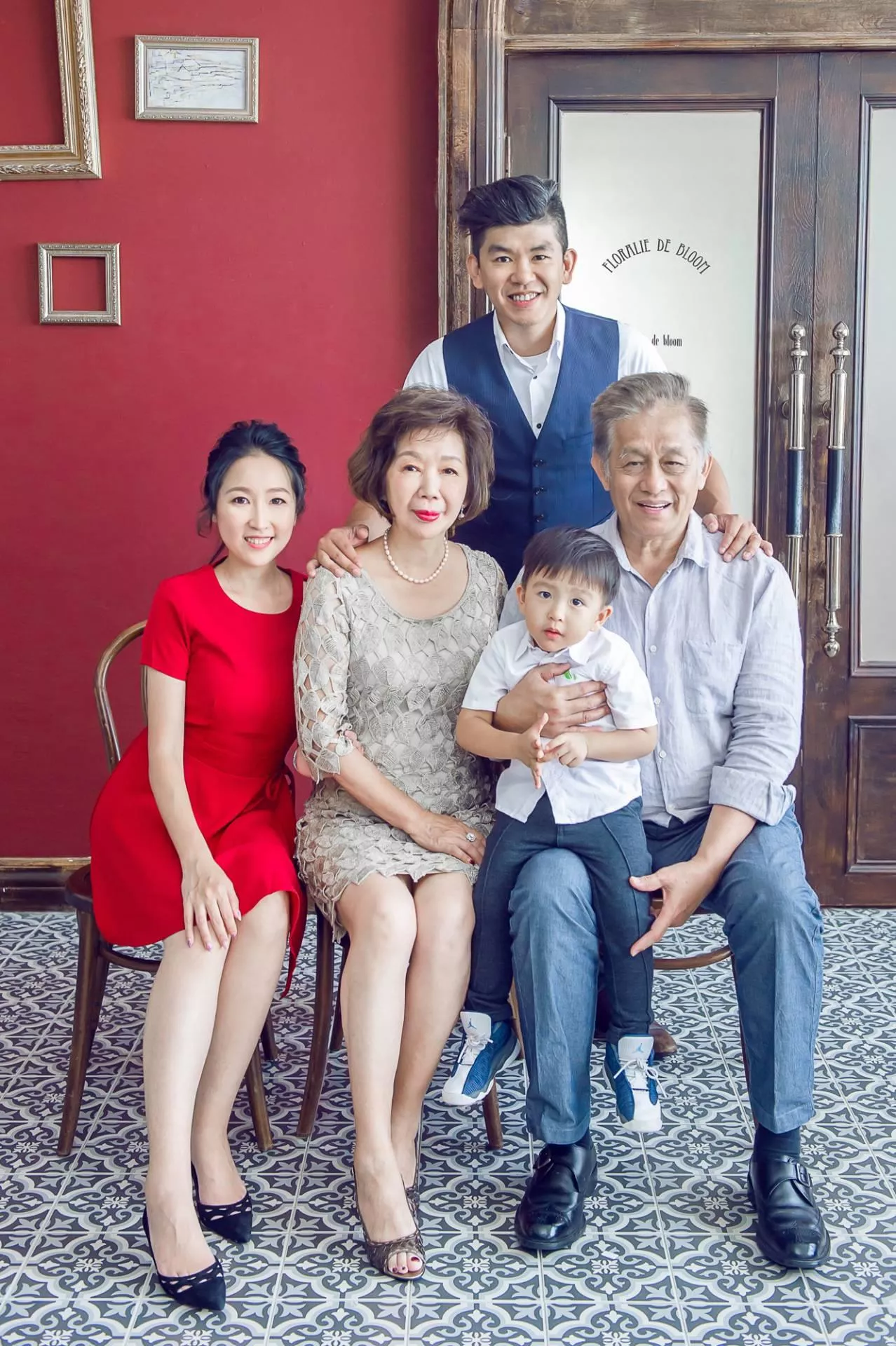玫君-全家福婚紗攝影照-婚紗攝影照手工婚紗禮服出租婚紗攝影照-婚紗攝影照-桃園婚紗攝影照W21禮服出租婚紗包套桃園推薦婚紗店新娘秘書新秘新密閨蜜寫真照全家福照桃園韓國韓式婚紗桃園CP值高的婚紗桃園自助婚紗美式婚紗雜誌婚紗電影婚紗25-君-全家福照(5號攝影師)