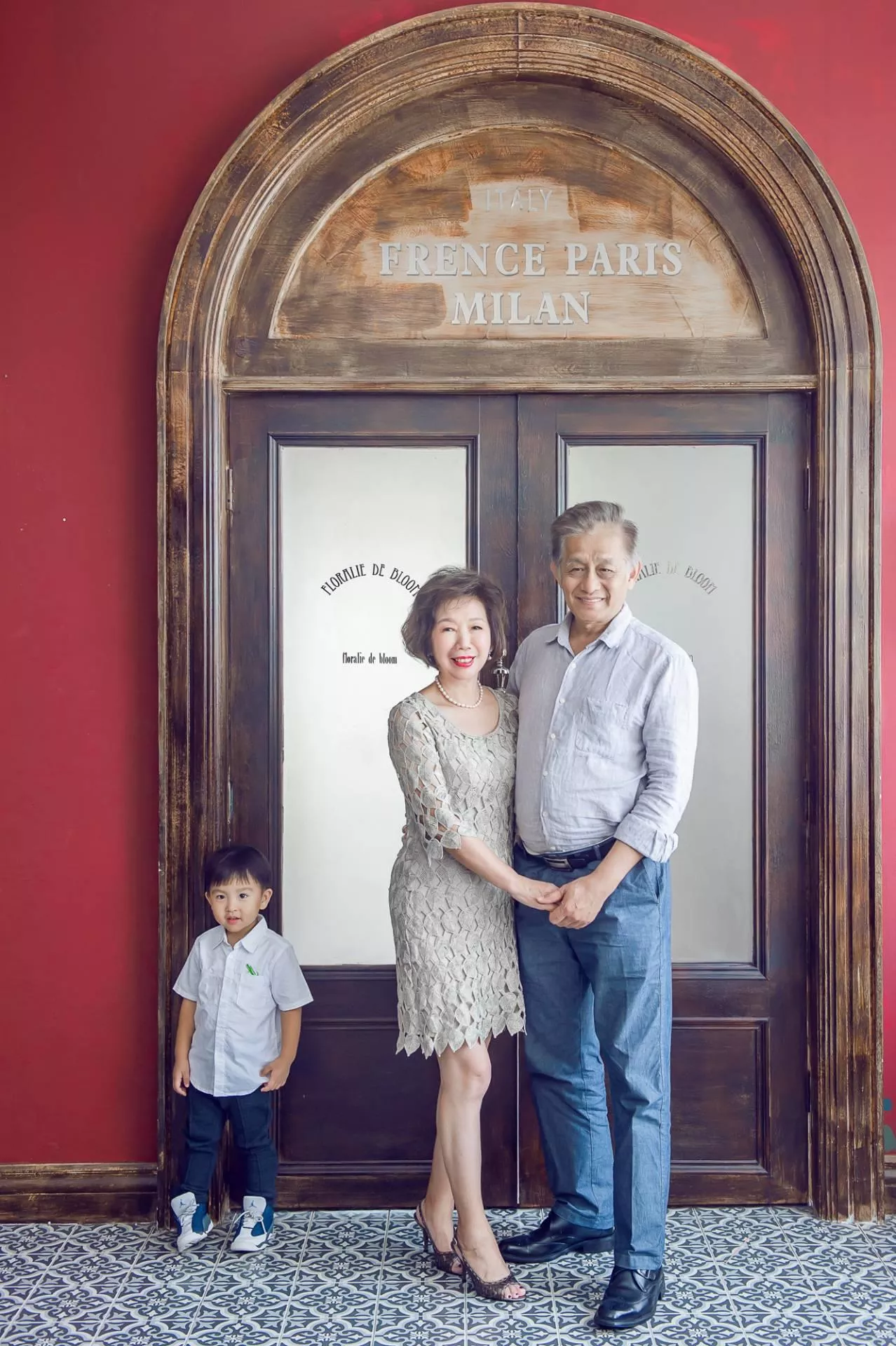 玫君-全家福婚紗攝影照-婚紗攝影照手工婚紗禮服出租婚紗攝影照-婚紗攝影照-桃園婚紗攝影照W21禮服出租婚紗包套桃園推薦婚紗店新娘秘書新秘新密閨蜜寫真照全家福照桃園韓國韓式婚紗桃園CP值高的婚紗桃園自助婚紗美式婚紗雜誌婚紗電影婚紗26-君-全家福照(5號攝影師)