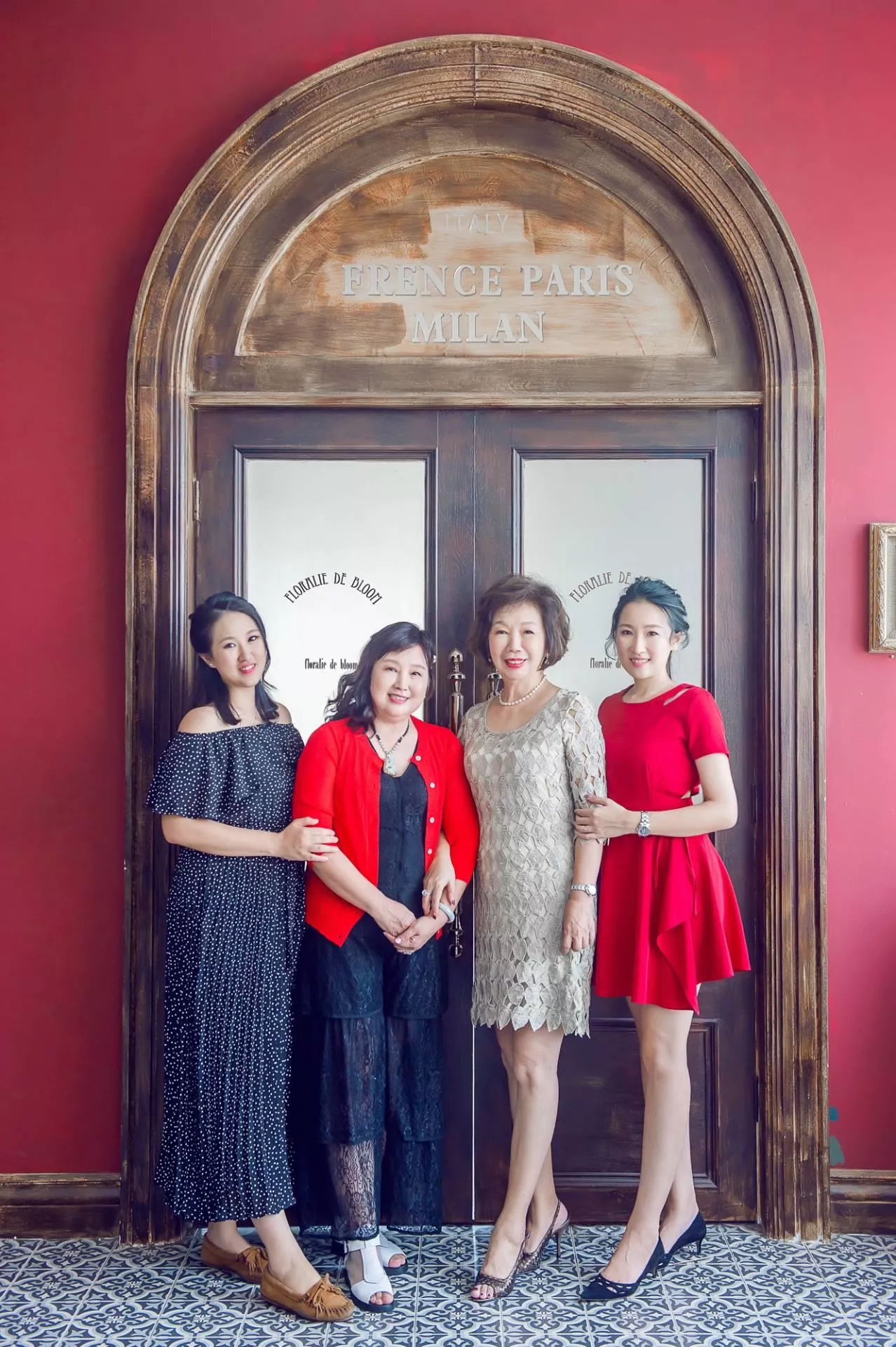 玫君-全家福婚紗攝影照-婚紗攝影照手工婚紗禮服出租婚紗攝影照-婚紗攝影照-桃園婚紗攝影照W21禮服出租婚紗包套桃園推薦婚紗店新娘秘書新秘新密閨蜜寫真照全家福照桃園韓國韓式婚紗桃園CP值高的婚紗桃園自助婚紗美式婚紗雜誌婚紗電影婚紗27-君-全家福照(5號攝影師)