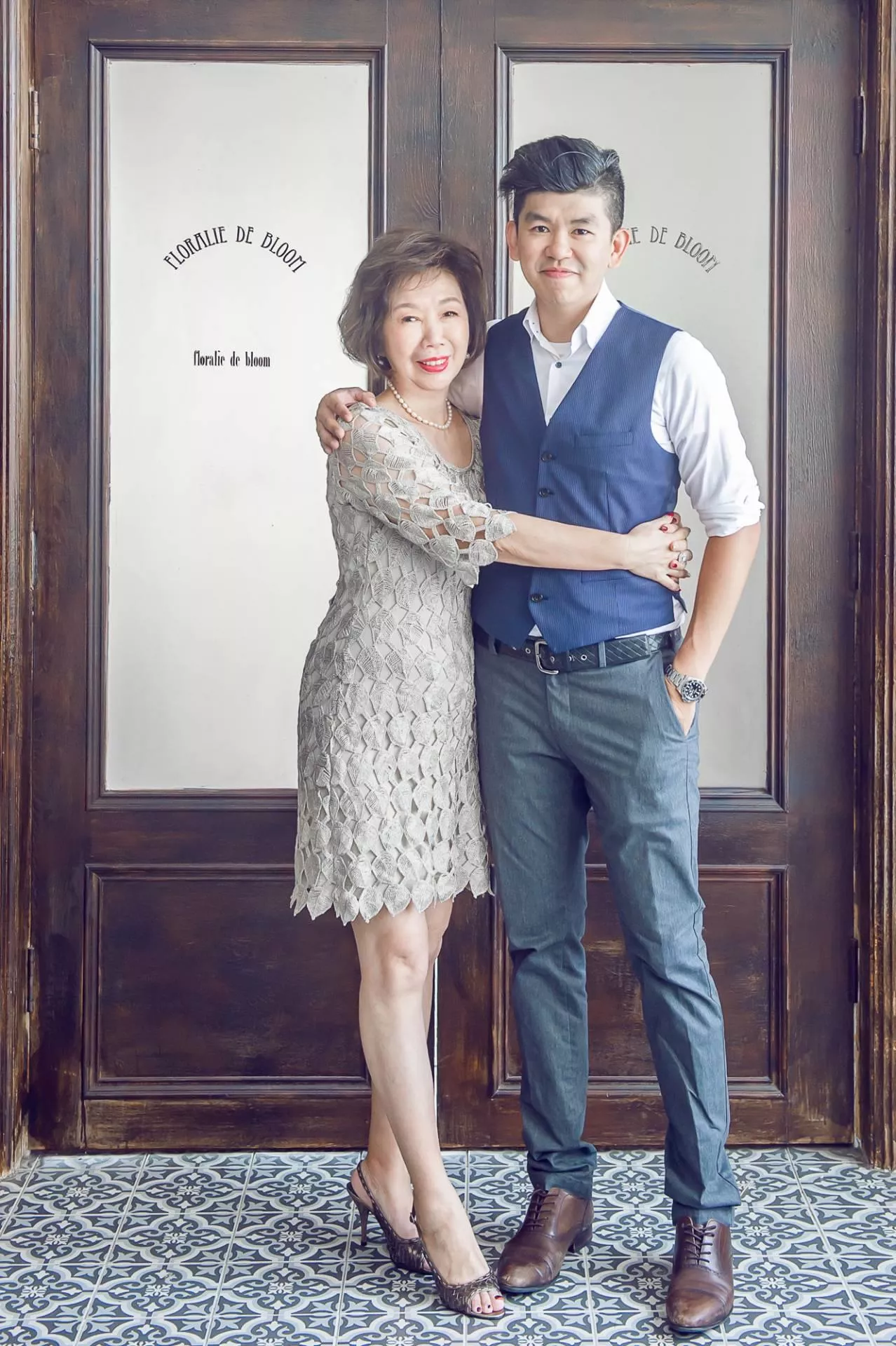 玫君-全家福婚紗攝影照-婚紗攝影照手工婚紗禮服出租婚紗攝影照-婚紗攝影照-桃園婚紗攝影照W21禮服出租婚紗包套桃園推薦婚紗店新娘秘書新秘新密閨蜜寫真照全家福照桃園韓國韓式婚紗桃園CP值高的婚紗桃園自助婚紗美式婚紗雜誌婚紗電影婚紗30-君-全家福照(5號攝影師)