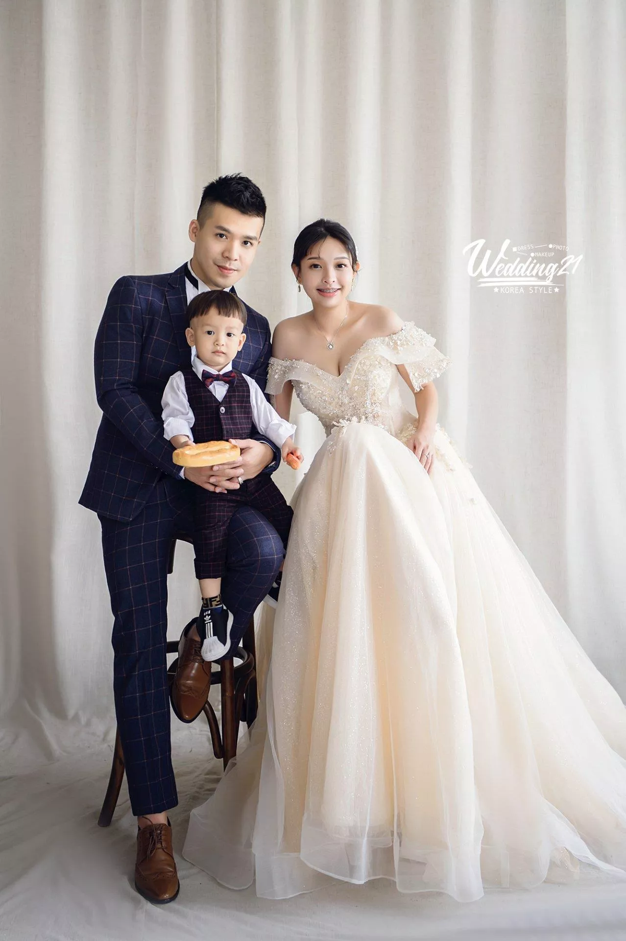 wedding21韓式婚紗-全家福照-婚紗攝影照-婚紗攝影照手工婚紗禮服出租短髮新娘婚紗攝影照-婚紗攝影照-桃園婚紗攝影照W21禮服出租婚紗包套桃園推薦婚紗店新娘秘書新秘新密閨蜜寫真照全家福照桃園韓國韓式婚紗桃園CP值高的婚紗桃園自助婚紗美式婚紗雜誌婚紗電影婚紗5-羽-全家福寫真攝影照(1號攝影師)