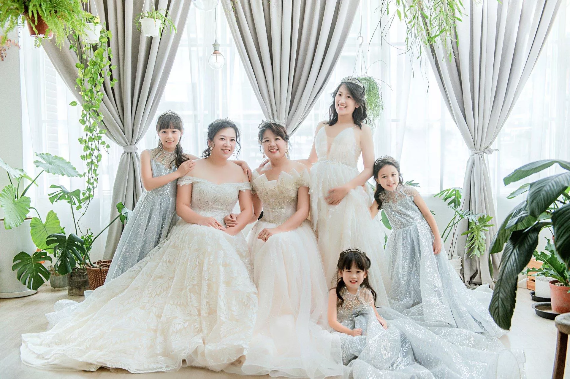 怡珍-婚紗攝影照-婚紗攝影照手工婚紗禮服出租婚紗攝影照-婚紗攝影照-桃園婚紗攝影照W21禮服出租婚紗包套桃園推薦婚紗店新娘秘書新秘新密閨蜜寫真照全家福照桃園韓國韓式婚紗桃園CP值高的婚紗桃園自助婚紗美式婚紗雜誌婚紗電影婚紗11-珍-全家福照(5號攝影師)