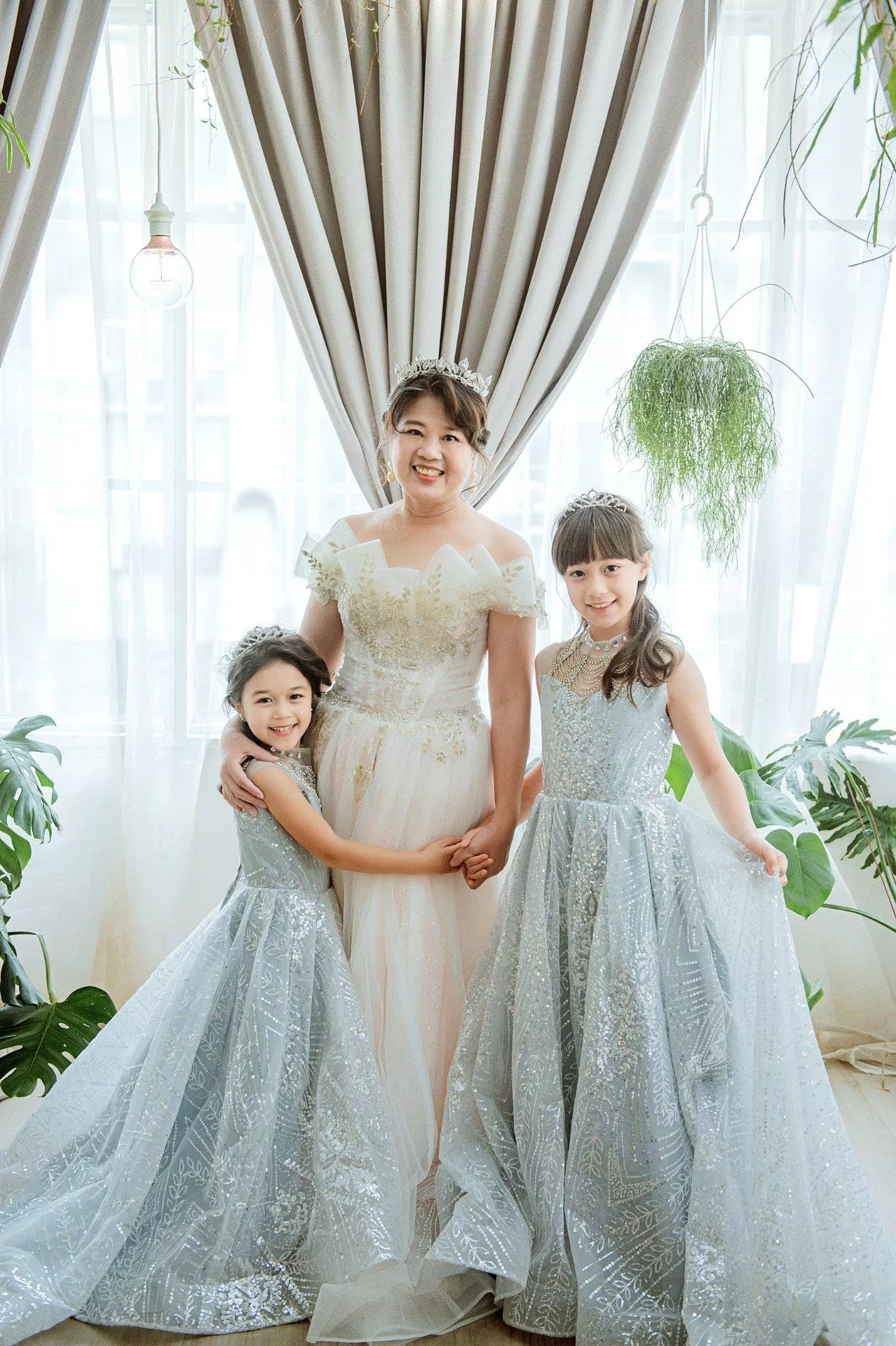 怡珍-婚紗攝影照-婚紗攝影照手工婚紗禮服出租婚紗攝影照-婚紗攝影照-桃園婚紗攝影照W21禮服出租婚紗包套桃園推薦婚紗店新娘秘書新秘新密閨蜜寫真照全家福照桃園韓國韓式婚紗桃園CP值高的婚紗桃園自助婚紗美式婚紗雜誌婚紗電影婚紗12-珍-全家福照(5號攝影師)