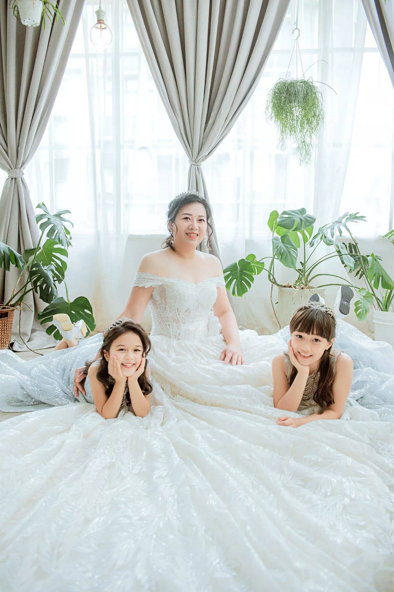 怡珍-婚紗攝影照-婚紗攝影照手工婚紗禮服出租婚紗攝影照-婚紗攝影照-桃園婚紗攝影照W21禮服出租婚紗包套桃園推薦婚紗店新娘秘書新秘新密閨蜜寫真照全家福照桃園韓國韓式婚紗桃園CP值高的婚紗桃園自助婚紗美式婚紗雜誌婚紗電影婚紗13-珍-全家福照(5號攝影師)