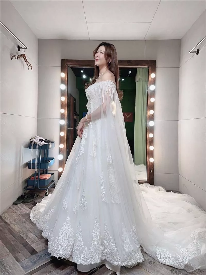 獨家／張文綺要結婚了？直擊婚紗店下跪求婚　美女主播鄭亦真試穿炸美胸